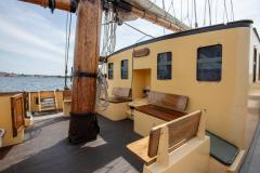 Segelschiff-Segeltoern-Ostseee-Zuiderzee-An-Deck-Steuerhaus-scaled-1