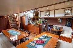 Segelschiff-Segeltoern-Ostseee-Zuiderzee-Unter-Deck-Aufenthaltsraum-Guten-Appetit-scaled-1
