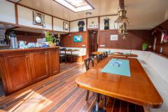 Segelschiff-Segeltoern-Ostseee-Zuiderzee-Unter-Deck-Aufenthaltsraum-Platz-fuer-gesellige-Runden-scaled-1