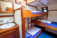 Segelschiff-Segeltoern-Ostseee-Zuiderzee-Unter-Deck-Kabinenansicht-scaled-1